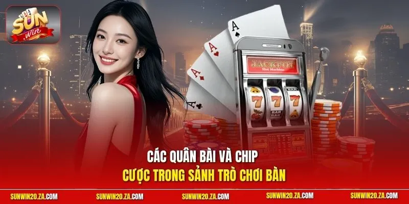 Các quân bài và chip cược trong sảnh trò chơi bàn